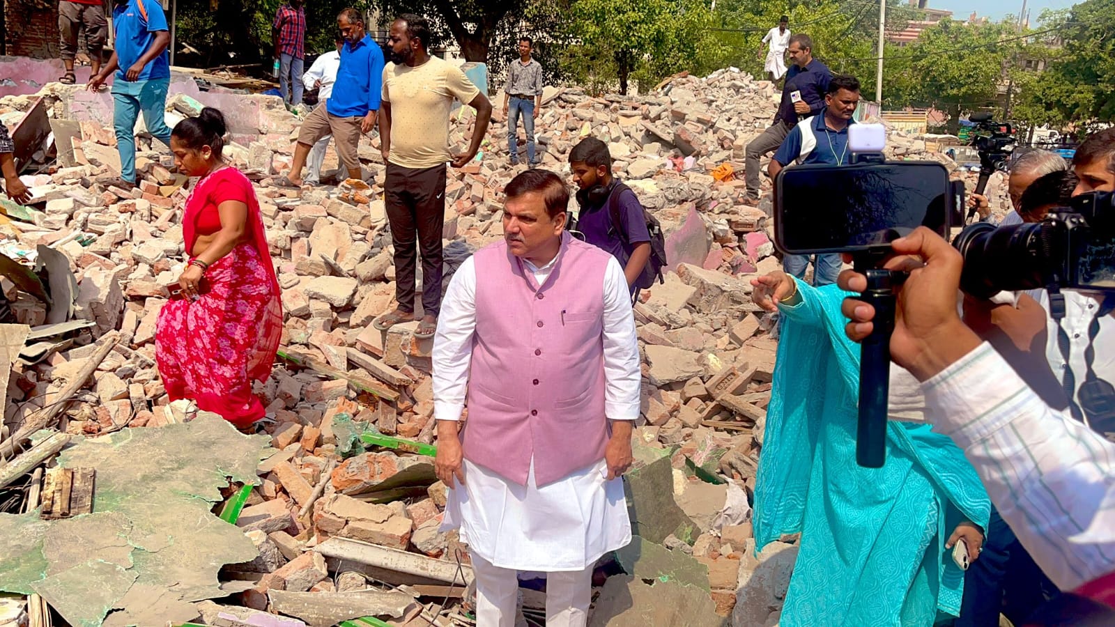 ‘जहाँ झुग्गी, वहीं मकान’ का वादा कर भाजपा ने वोट मांगाऔर चुनाव जीतते ही झुग्गियों पर बुलडोज़र चला दिया