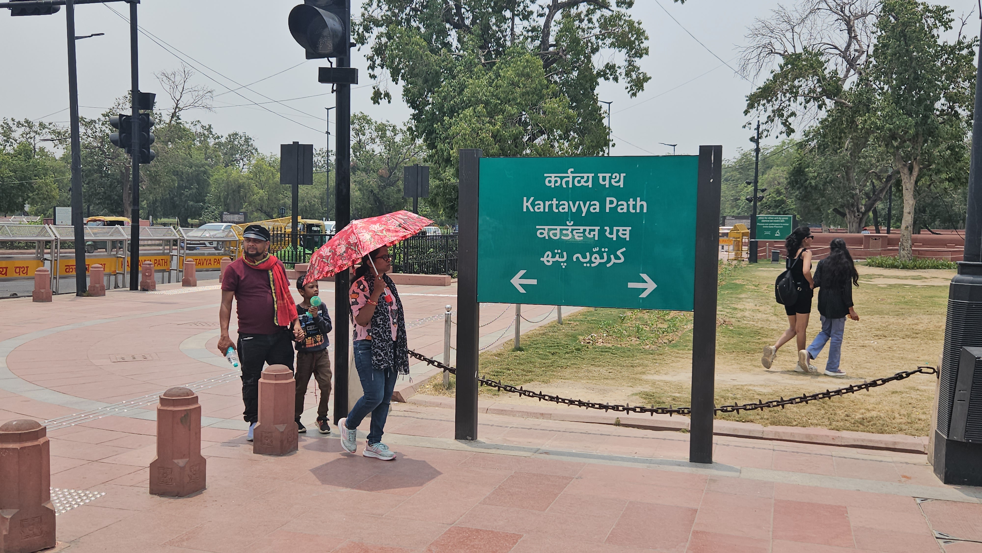 Delhi Heat India Gate tourists