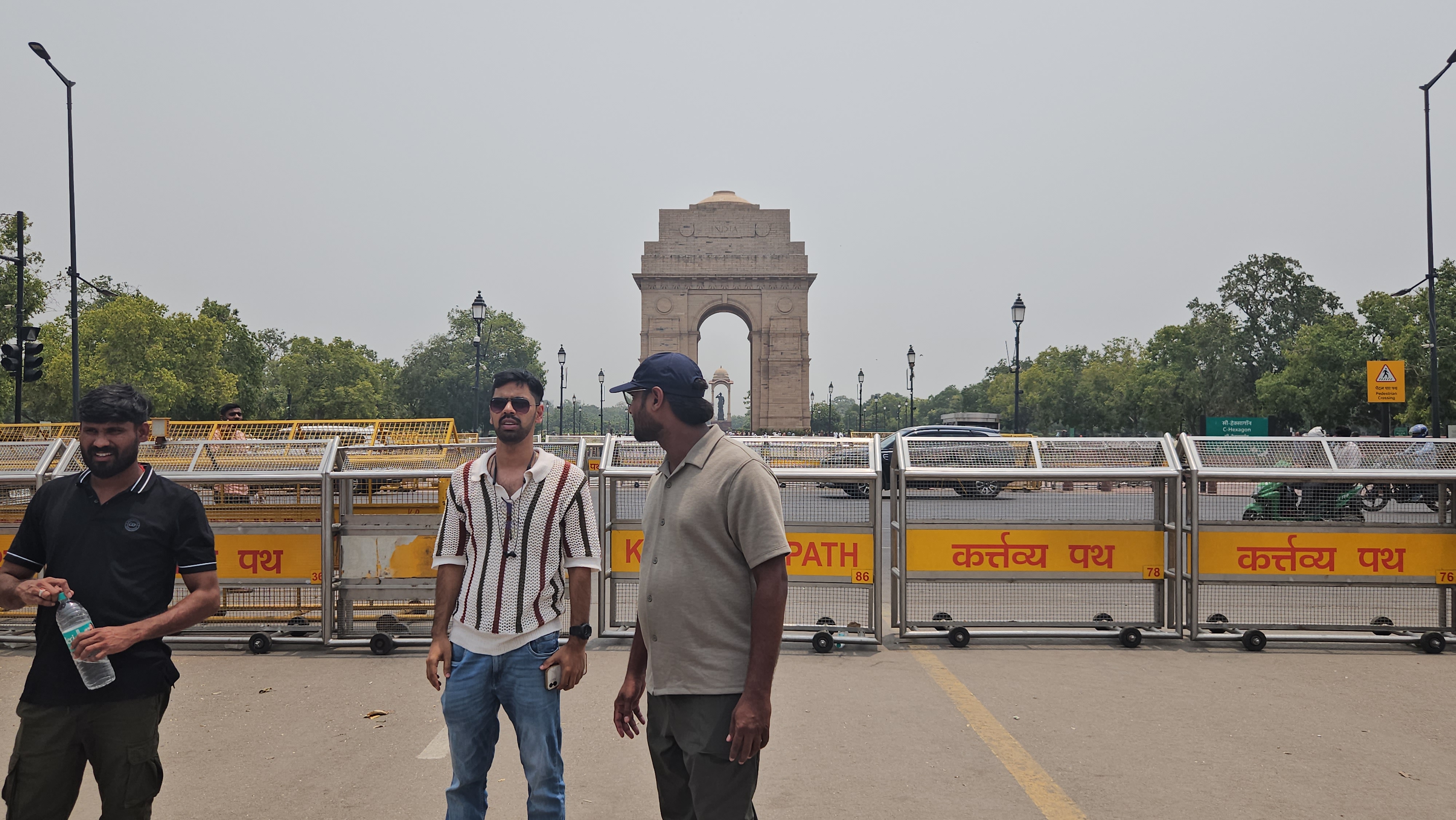 Delhi Heat India Gate tourists