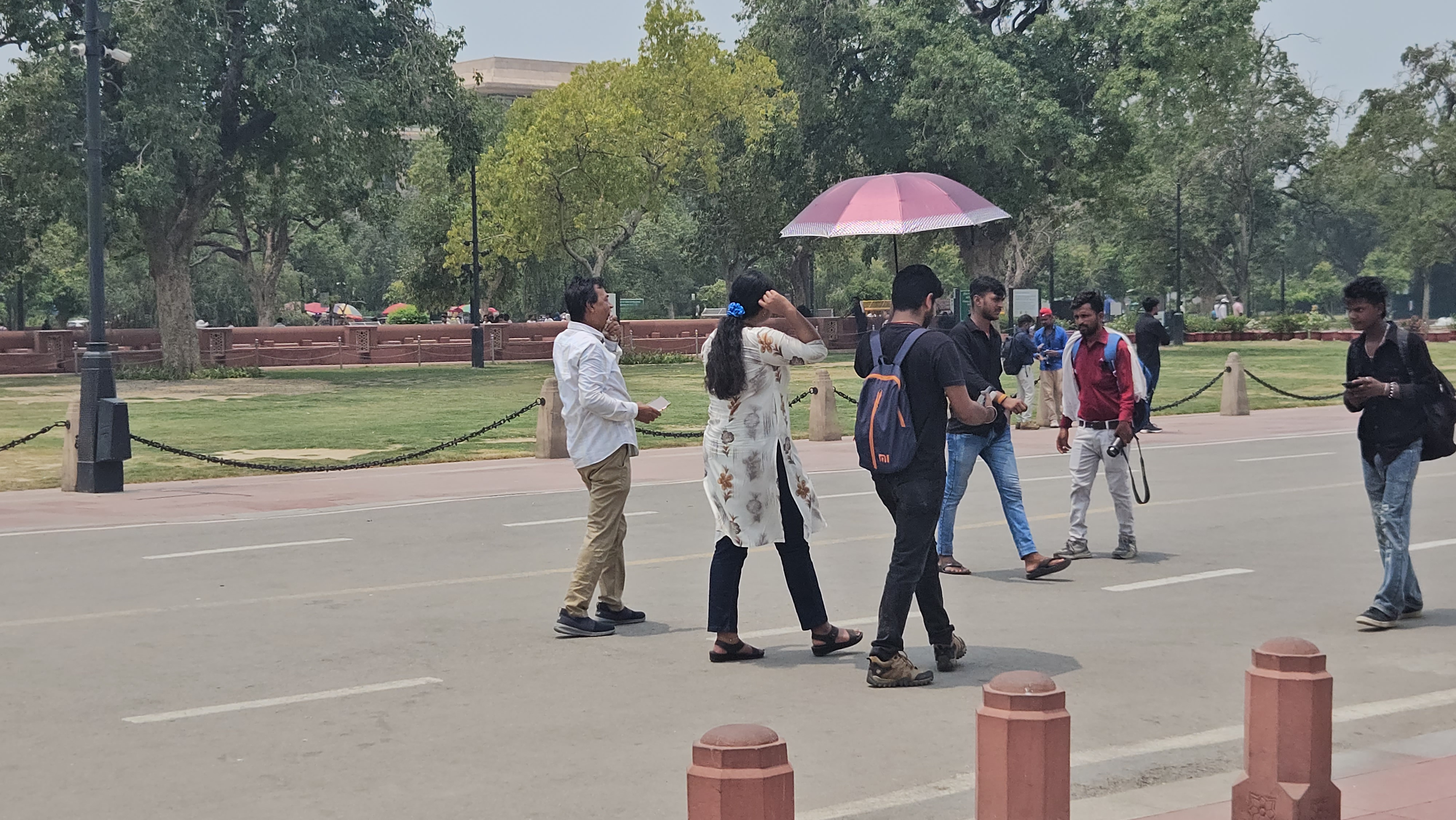 Delhi Heat India Gate tourists