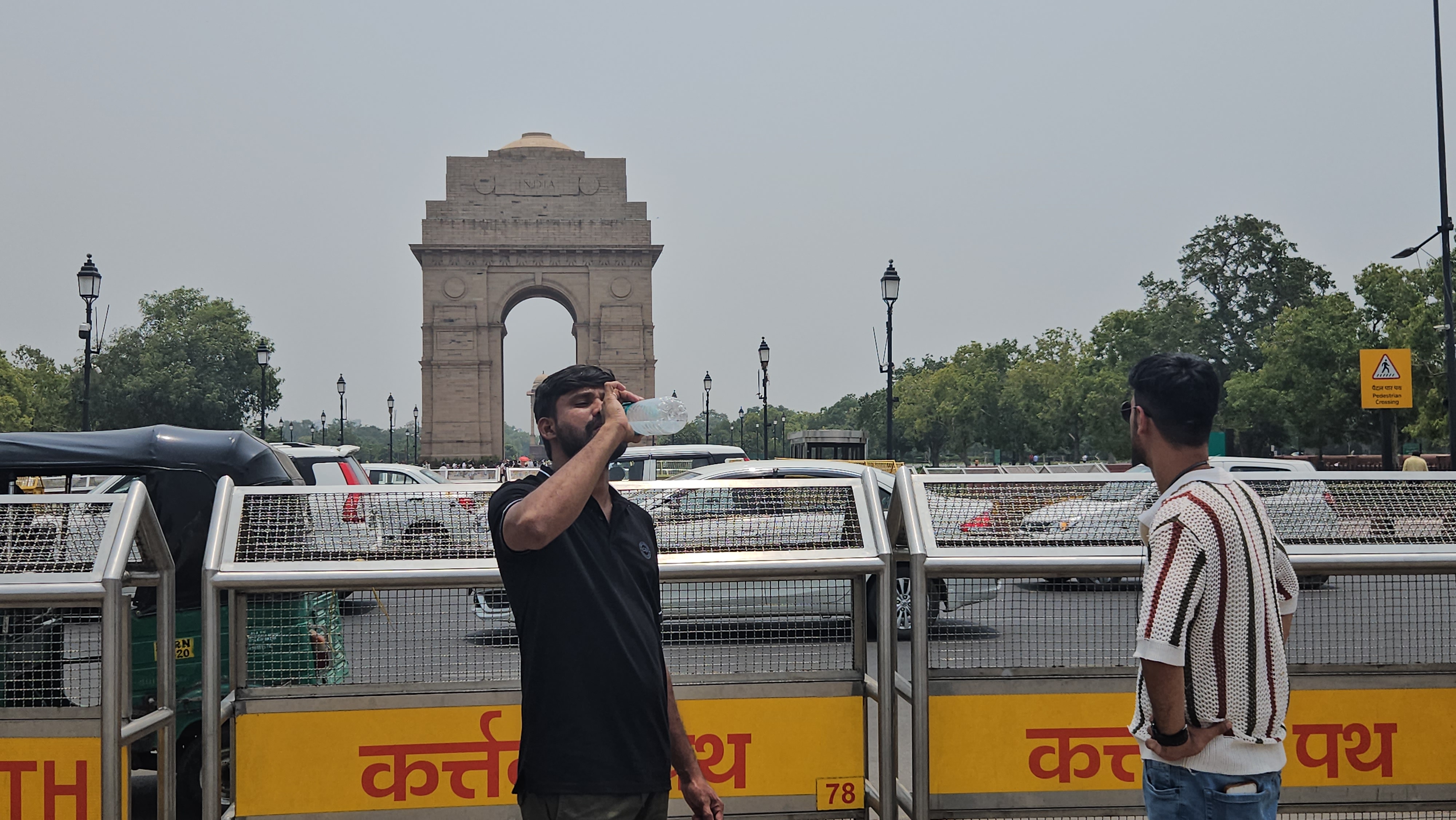 Delhi Heat India Gate tourists