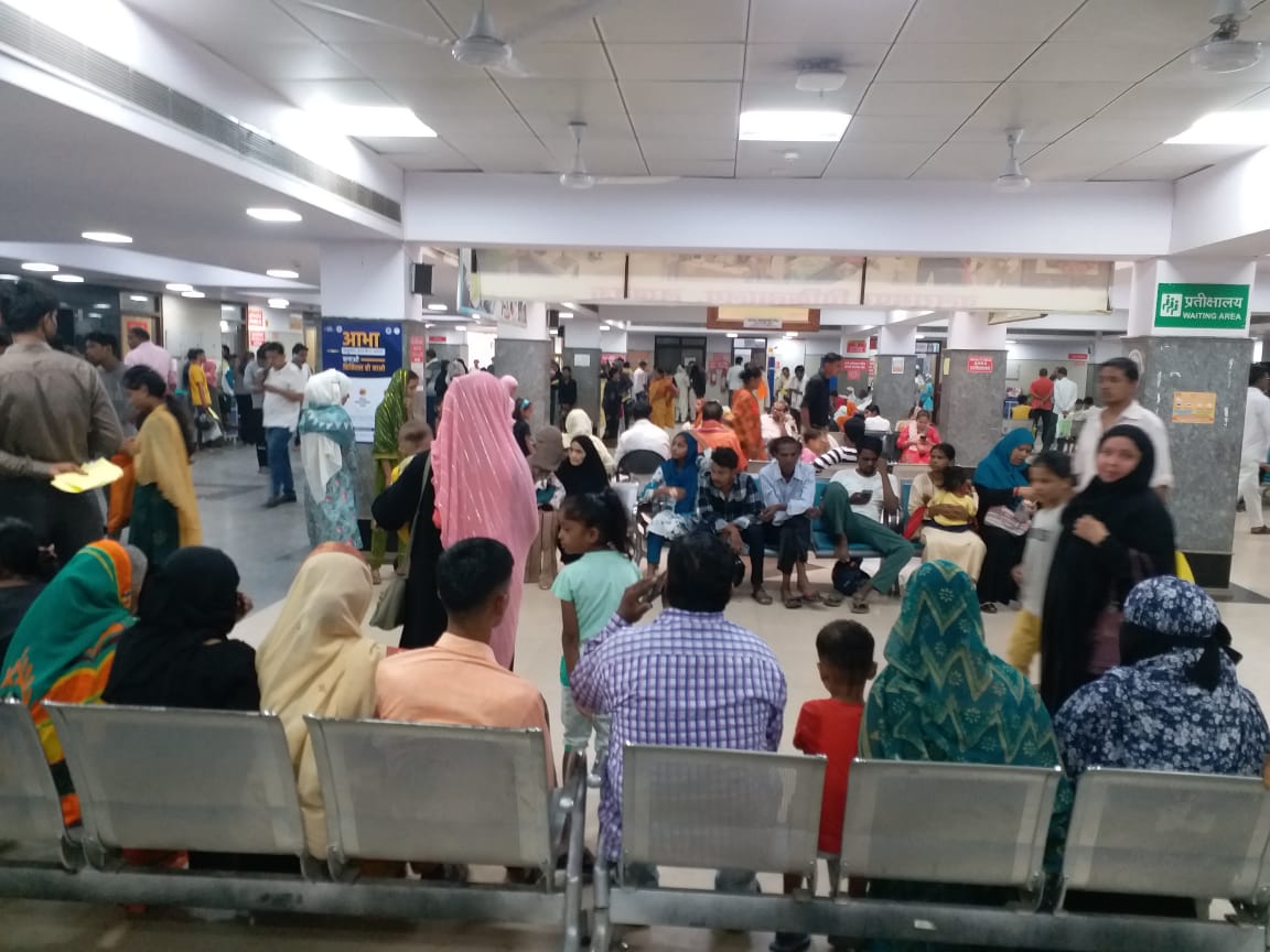 अस्तपताल में इलाज के लिए पहुंच रहे मरीज.