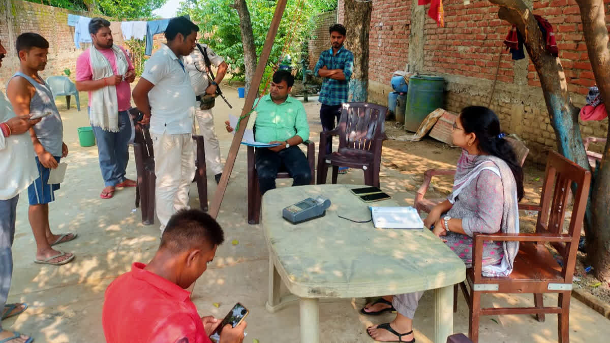 जनवितरण प्रणाली दुकानों का निरीक्षण करते मसौढ़ी एसडीएम प्रीति कुमारी