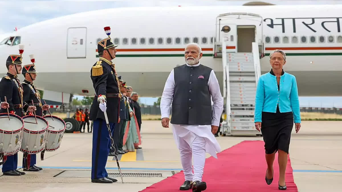 PM Modi France visit: ପ୍ୟାରିସରେ ପହଞ୍ଚିଲେ ପ୍ରଧାନମନ୍ତ୍ରୀ, ବିମାନ ବନ୍ଦରରେ ଭବ୍ୟ ସ୍ବାଗତ