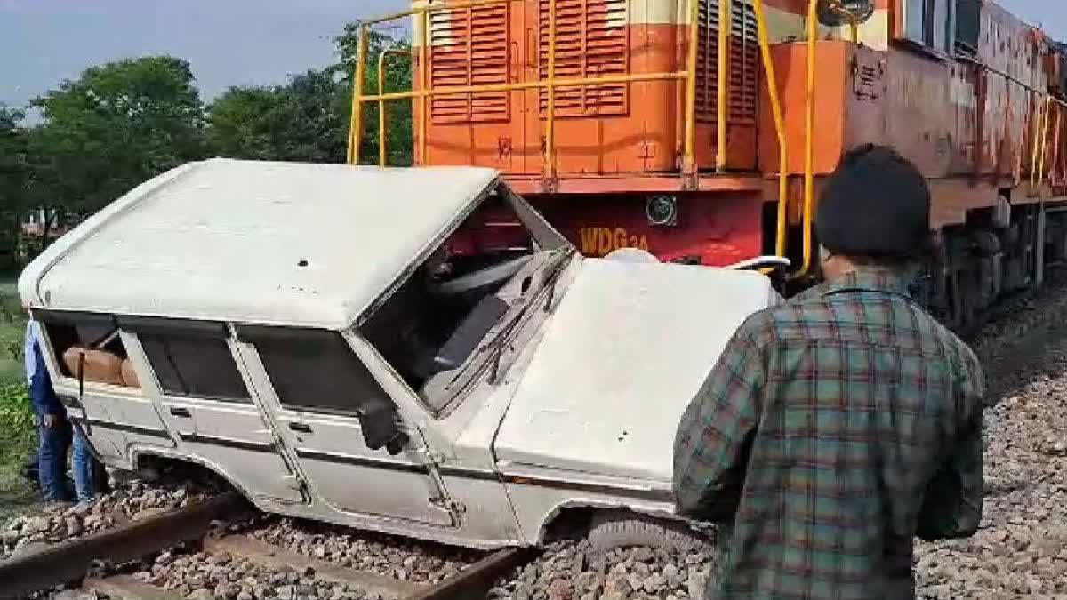 Goods train dragged Bolero for 500 meters