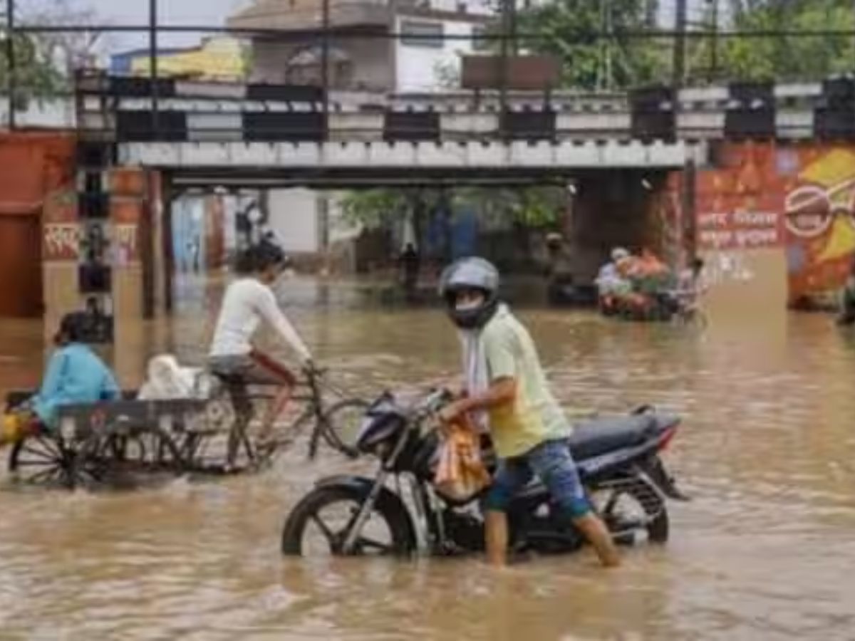 त्तर प्रदेश के कई जिलों में बाढ़ के हालात.