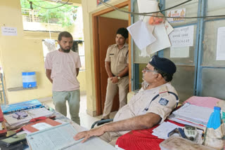 A person reached a police station claiming that his wife left his home after a quarrel over "putting tomatoes" in the food. The unusual incident was reported from the Dhanpuri area in Shahdol district of Madhya Pradesh.