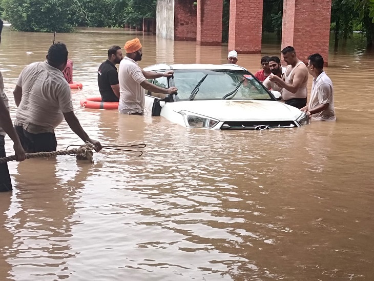 PUNJAB FLOOD  500 VILLAGES AFFECTED WITH FLOOD IN PUNJAB  Heavy rain in Punjab  ನಿರಂತರ ಮಳೆಯಿಂದ ನದಿಗಳು ತುಂಬಿ ಹರಿಯುತ್ತಿದ್ದು  500ಕ್ಕೂ ಹೆಚ್ಚು ಹಳ್ಳಿಗಳು ಪ್ರವಾಹ  ಪ್ರವಾಹದ ಹಿಡಿತದಲ್ಲಿವೆ 500ಕ್ಕೂ ಹೆಚ್ಚು ಹಳ್ಳಿಗಳು  ತುಂಬಿ ಹರಿಯುತ್ತಿರುವ ನದಿ  ಸದ್ಯದ ಪರಿಸ್ಥಿತಿ ಹೀಗಿದೆ  ಪ್ರವಾಹದ ಹಿಡಿತದಲ್ಲಿ ಸುಮಾರು 500 ಗ್ರಾಮಗಳು  ಲೂಧಿಯಾನದಲ್ಲಿ ಪ್ರವಾಹ ಪರಿಸ್ಥಿತಿ