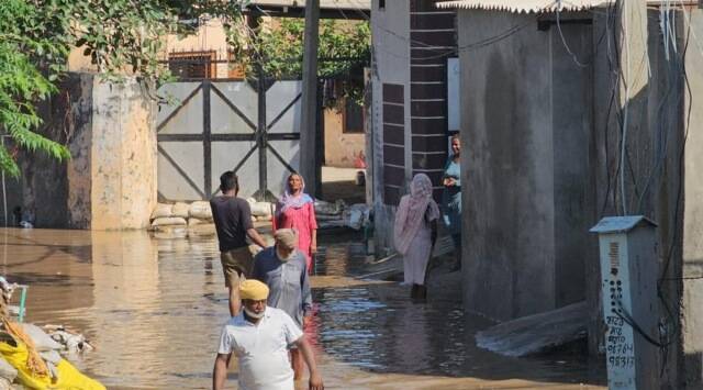 PUNJAB FLOOD  500 VILLAGES AFFECTED WITH FLOOD IN PUNJAB  Heavy rain in Punjab  ನಿರಂತರ ಮಳೆಯಿಂದ ನದಿಗಳು ತುಂಬಿ ಹರಿಯುತ್ತಿದ್ದು  500ಕ್ಕೂ ಹೆಚ್ಚು ಹಳ್ಳಿಗಳು ಪ್ರವಾಹ  ಪ್ರವಾಹದ ಹಿಡಿತದಲ್ಲಿವೆ 500ಕ್ಕೂ ಹೆಚ್ಚು ಹಳ್ಳಿಗಳು  ತುಂಬಿ ಹರಿಯುತ್ತಿರುವ ನದಿ  ಸದ್ಯದ ಪರಿಸ್ಥಿತಿ ಹೀಗಿದೆ  ಪ್ರವಾಹದ ಹಿಡಿತದಲ್ಲಿ ಸುಮಾರು 500 ಗ್ರಾಮಗಳು  ಲೂಧಿಯಾನದಲ್ಲಿ ಪ್ರವಾಹ ಪರಿಸ್ಥಿತಿ