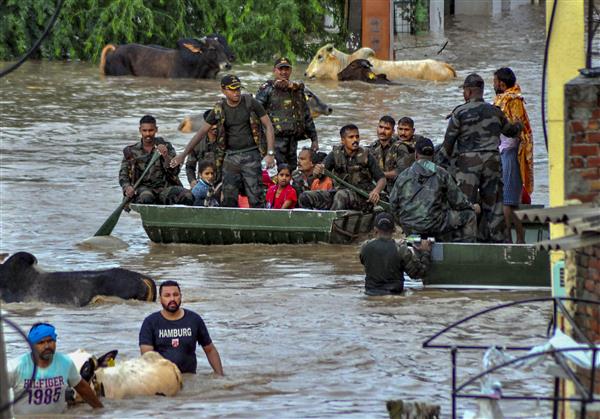 PUNJAB FLOOD  500 VILLAGES AFFECTED WITH FLOOD IN PUNJAB  Heavy rain in Punjab  ನಿರಂತರ ಮಳೆಯಿಂದ ನದಿಗಳು ತುಂಬಿ ಹರಿಯುತ್ತಿದ್ದು  500ಕ್ಕೂ ಹೆಚ್ಚು ಹಳ್ಳಿಗಳು ಪ್ರವಾಹ  ಪ್ರವಾಹದ ಹಿಡಿತದಲ್ಲಿವೆ 500ಕ್ಕೂ ಹೆಚ್ಚು ಹಳ್ಳಿಗಳು  ತುಂಬಿ ಹರಿಯುತ್ತಿರುವ ನದಿ  ಸದ್ಯದ ಪರಿಸ್ಥಿತಿ ಹೀಗಿದೆ  ಪ್ರವಾಹದ ಹಿಡಿತದಲ್ಲಿ ಸುಮಾರು 500 ಗ್ರಾಮಗಳು  ಲೂಧಿಯಾನದಲ್ಲಿ ಪ್ರವಾಹ ಪರಿಸ್ಥಿತಿ