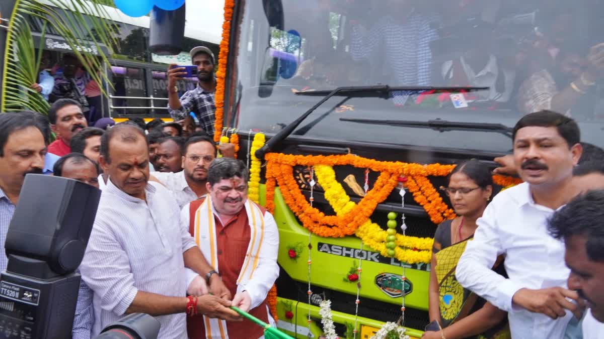 Ministers Ponnam And Komatireddy Started Buses in Nalgonda