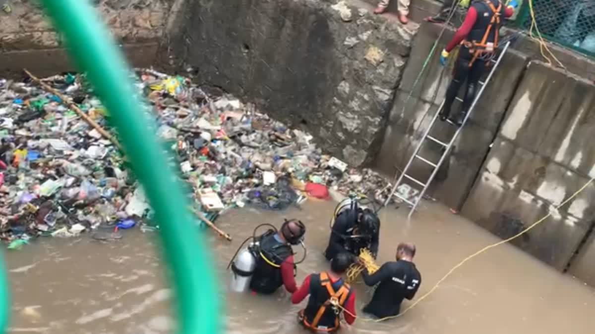 AMAYIZANJAN CANAL THAMPANOOR  WORKER MISSED IN AMAYIZANJAN CANAL  RESCUE CONTINUES AT AMAYIZANJAN  ആമയിഴഞ്ചാന്‍ തോട് രക്ഷാപ്രവര്‍ത്തനം