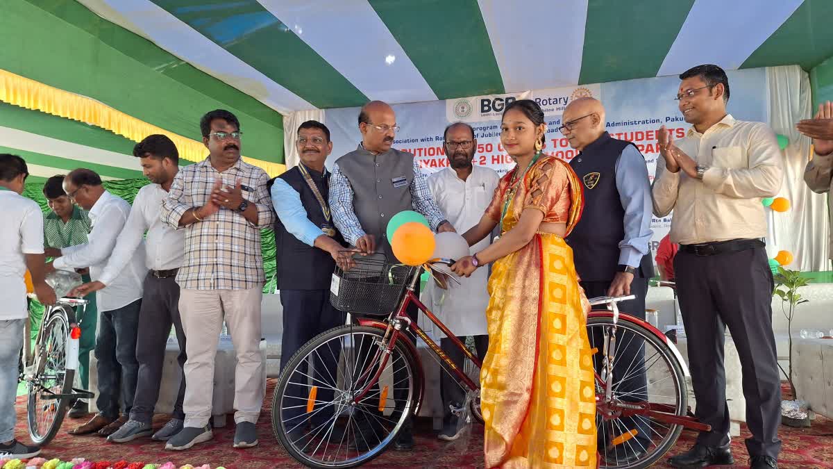 bicycles distributed among school children under CSR in Pakur