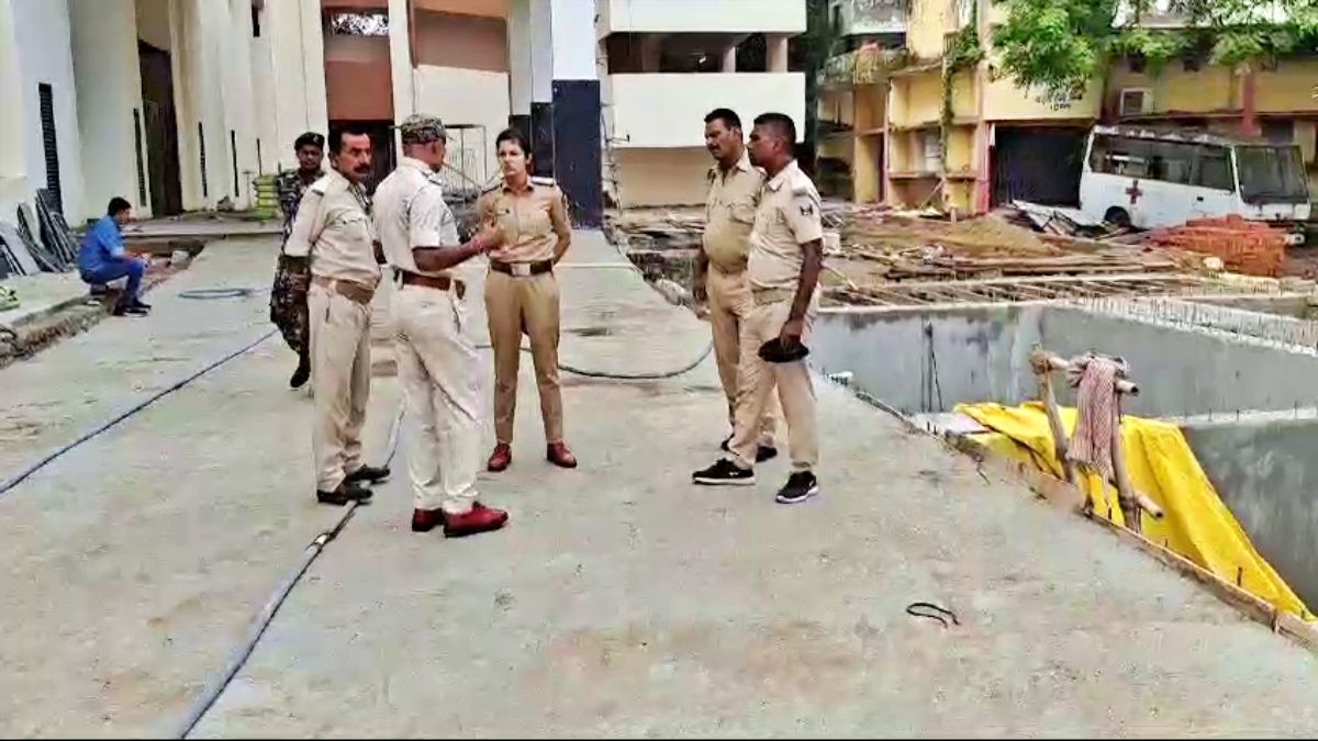 गोलीबारी की घटना के बाद जांच करने पहुंची पुलिस