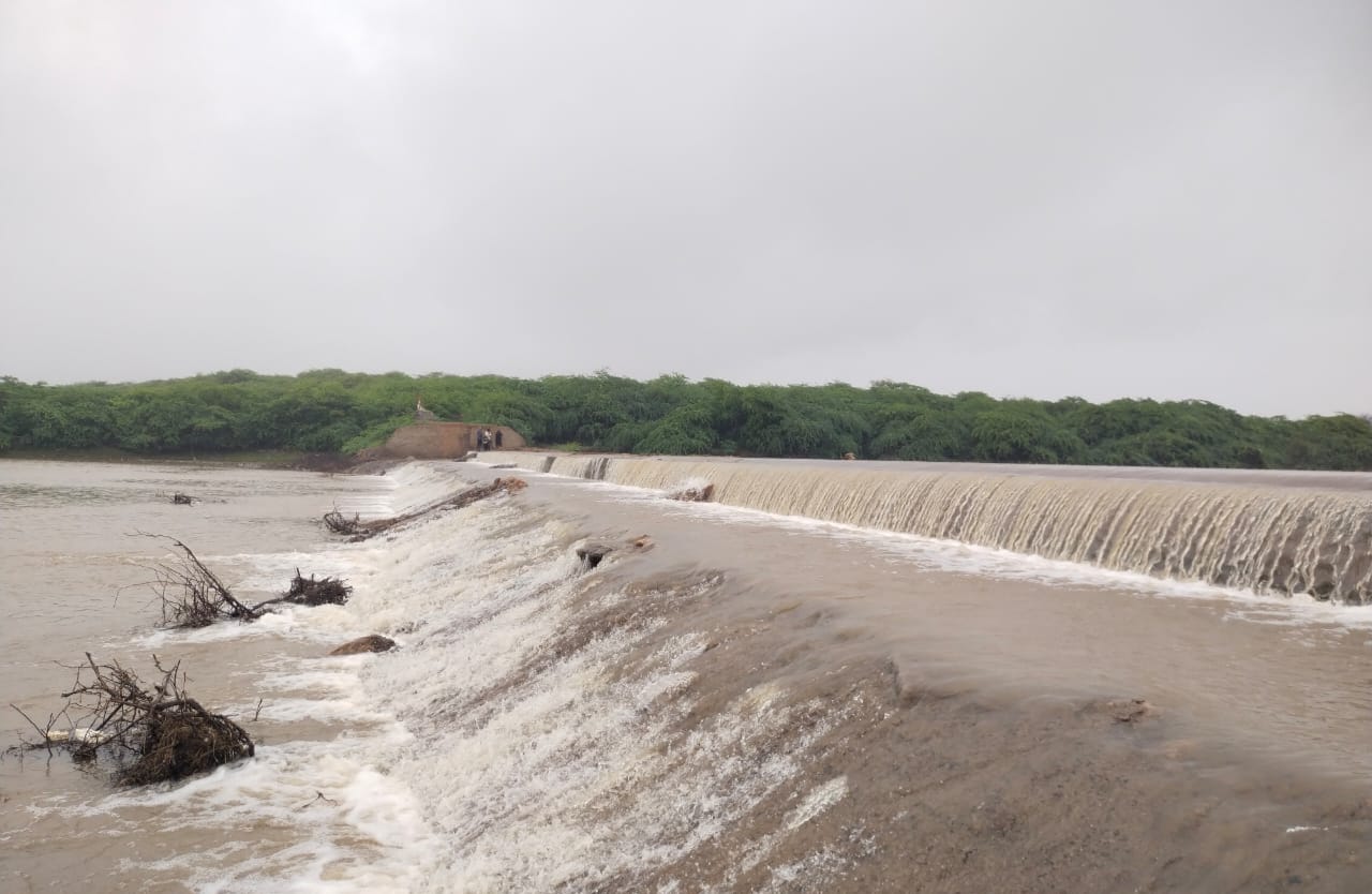 ખેડૂતોએ જાત મહેનતે બનાવેલો મેથળા બંધારો ઓવરફ્લો