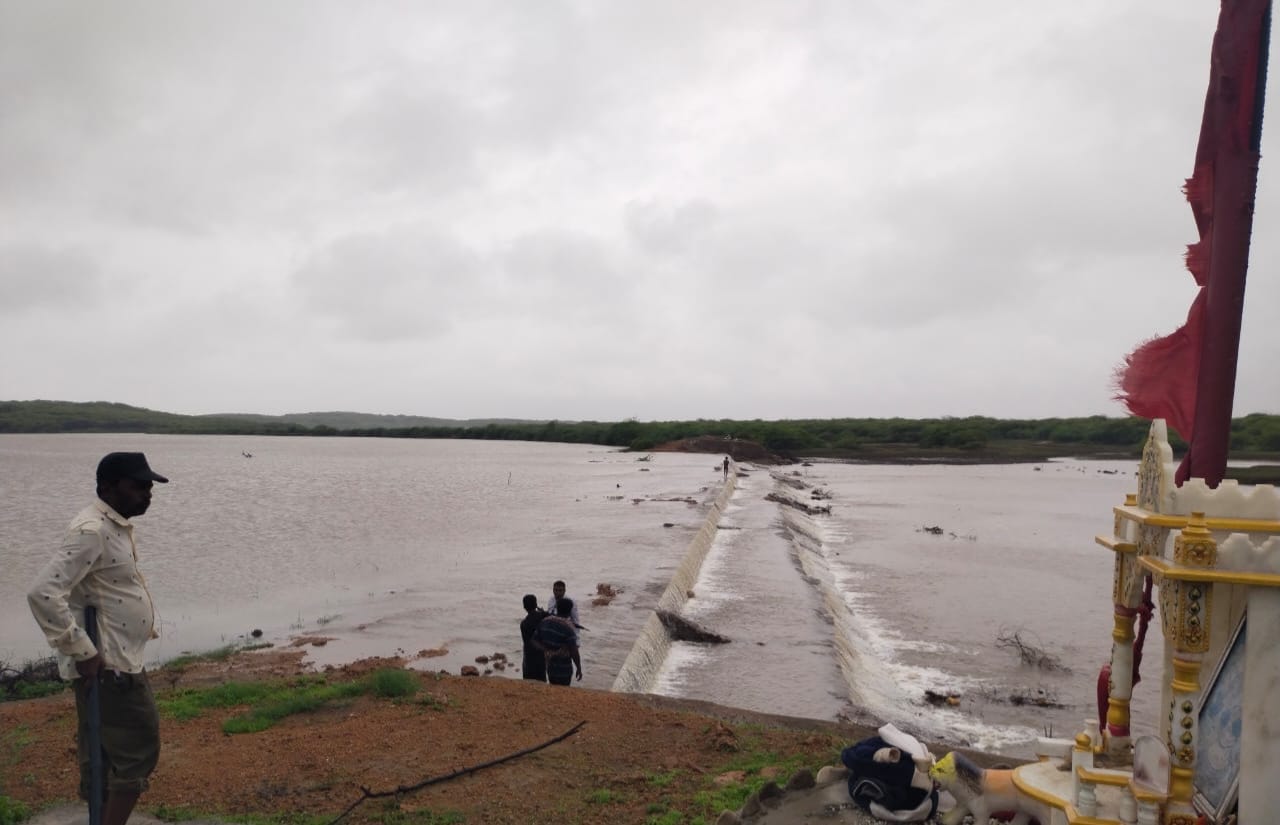 ખેડૂતોએ જાત મહેનતે બનાવેલો મેથળા બંધારો ઓવરફ્લો