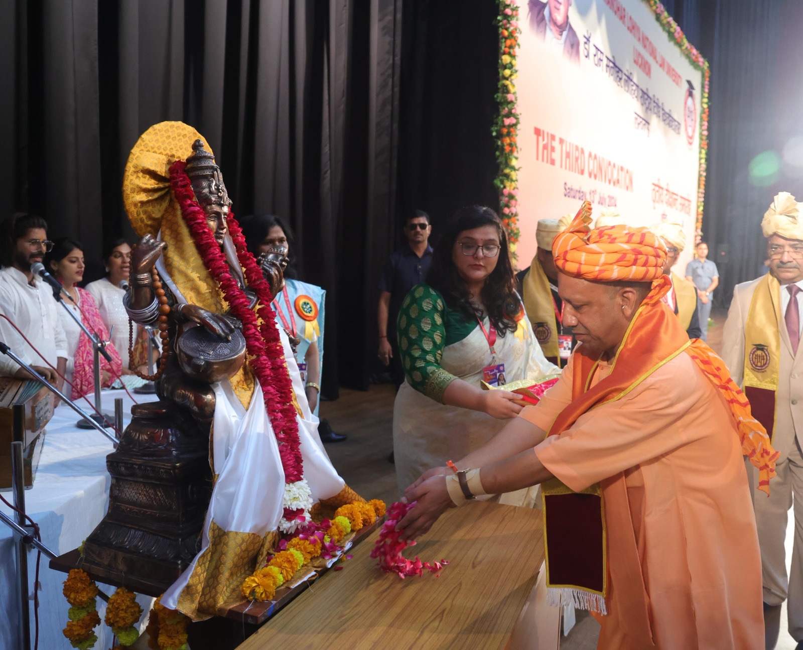 मां सरस्वती को फूल अर्पित करते सीएम योगी.