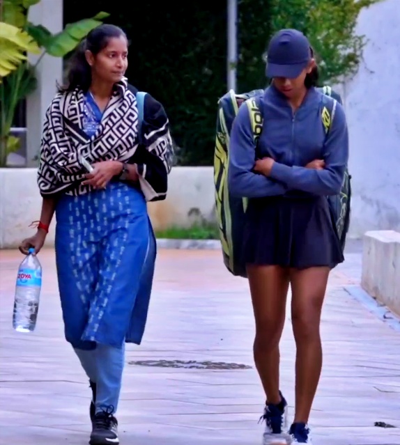 தாய் ரேவதியுடன் மாயா ராஜேஸ்வரன்