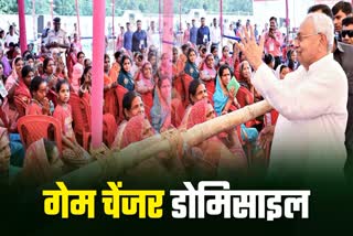 महिलाओं से मिलते नीतीश कुमार