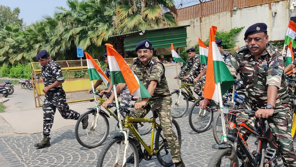 आरएएफ 139वीं बटालियन ने मंडोली जेल परिसर में निकाली झंडा साइकिल रैली