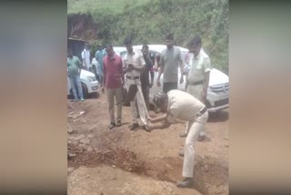 road-repair-by-policemen-and-taxi-drivers-in-chikkamaguluru