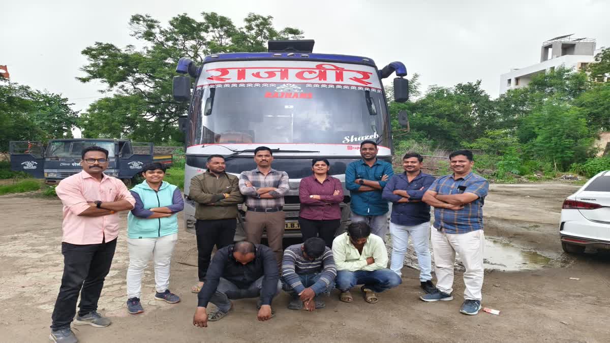 Employees of travel bus supplying drugs from Mumbai to Aurangabad caught by police