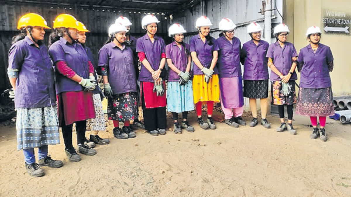 SINGARENI MINES TELANGANA  WOMEN WORKING IN MINES  സിംഗരേണി ഖനി  തെലങ്കാനയിലെ ഖനിയില്‍ സ്‌ത്രീകള്‍