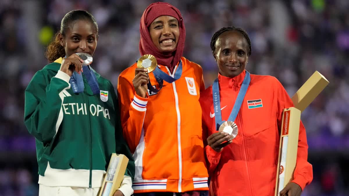 Dutch Athlete Sifan Hassan Wears Hijab to collect gold medal at Olympic Ceremony