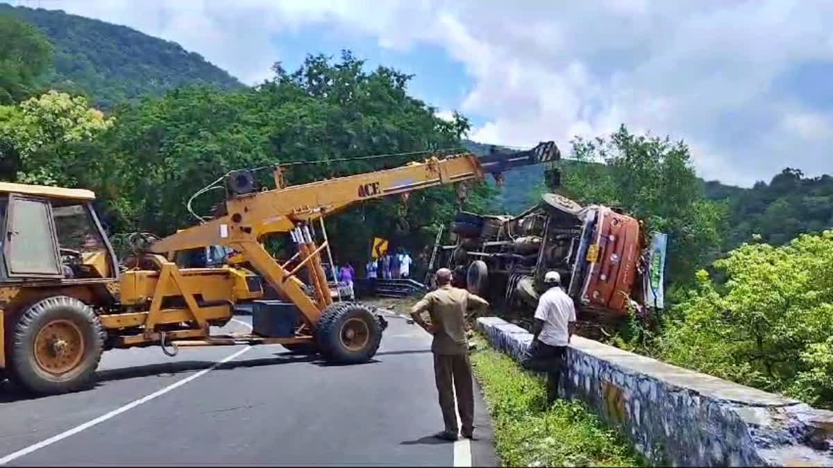 lorry-fell-into-30-feet-trench