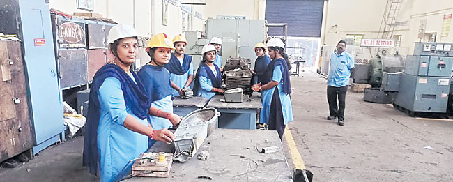 SINGARENI MINES TELANGANA  WOMEN WORKING IN MINES  സിംഗരേണി ഖനി  തെലങ്കാനയിലെ ഖനിയില്‍ സ്‌ത്രീകള്‍