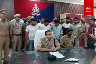 मीडिया को जानकारी देते पुलिस अधीक्षक अभिषेक कुमार अग्रवाल .