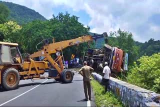 lorry-fell-into-30-feet-trench