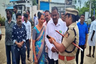 sp-conduct-class-by-showing-accident-scene-to-those-who-dont-wear-helmet