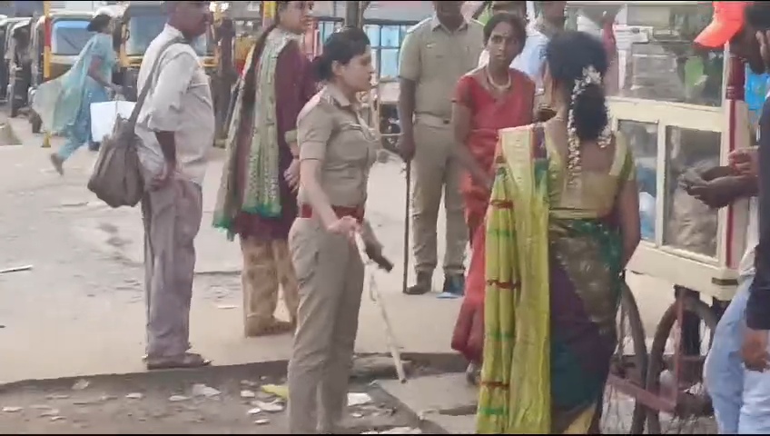 ROADSIDES PARKING  WOMEN PSI  POLICE CITY ROUND  CHAMARAJANAGARA