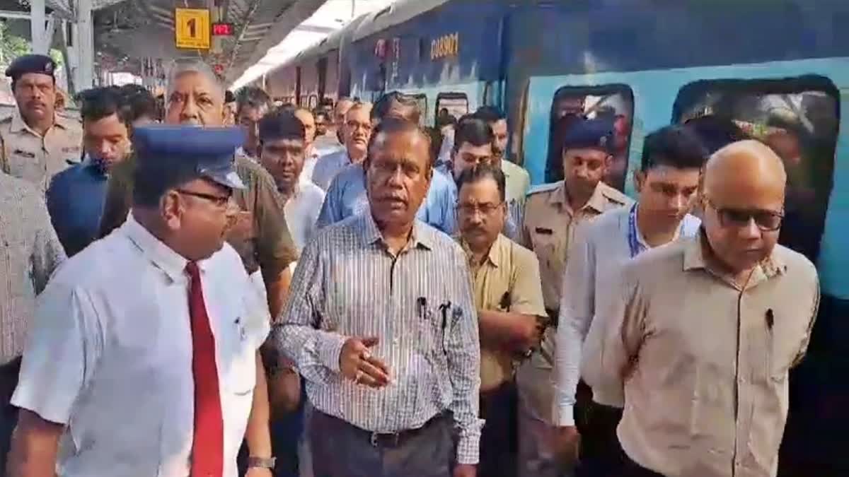 on-wednesday-south-eastern-railway-gm-anil-kumar-mishra-inspected-bokaro-railway-station