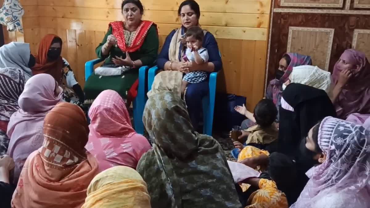 Awareness Programme for Women: ترال میں مہیلا مورچہ کی جانب سے آگاہی پروگرام