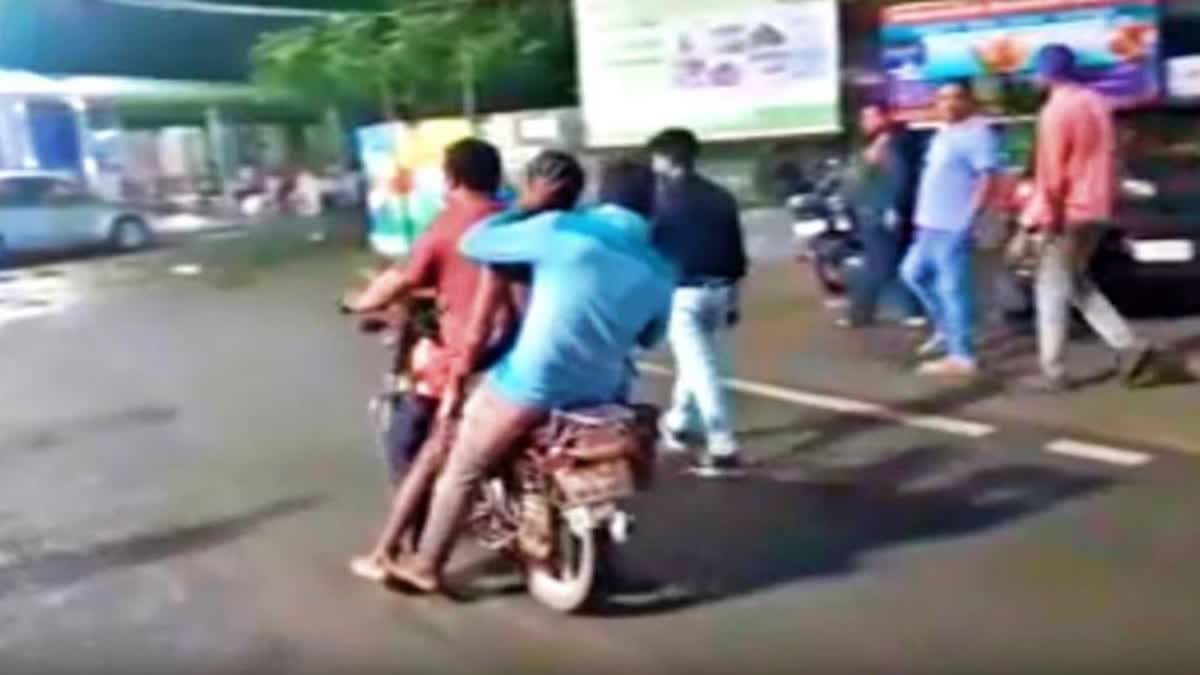 The family took the dead body 10 km by bike to the hospital