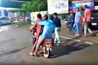 non availability of ambulance in Angul  Dead Body Carried On Bike  Dead Body Carried On Bike  non availability of ambulance  മൃതദേഹം ബൈക്കില്‍ ആശുപത്രിയിലേക്ക്  ആംബുലന്‍സ് ലഭ്യമായില്ല  ഒഡിഷ അംഗുല്‍ ജില്ല  ഒഡിഷ അംഗുല്‍  അംഗുല്‍