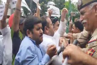 جموں میں پی ڈی پی کے کارکنان کا محکمہ جل شکتی کے خلاف احتجاج