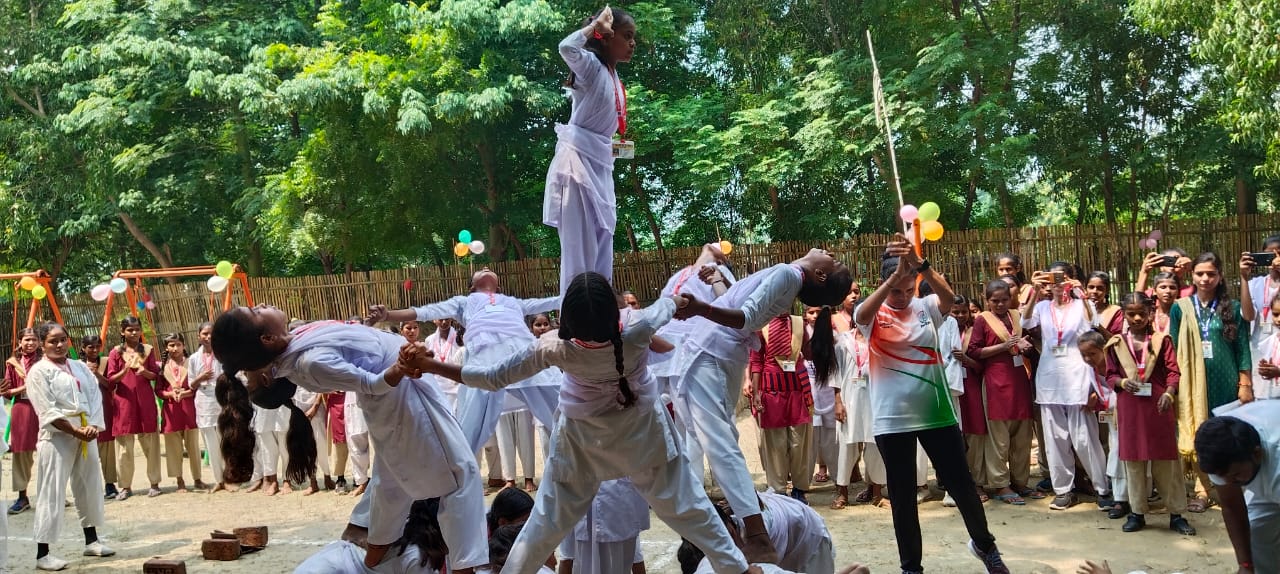 करतब दिखाती कस्तूरबा विद्यालय की छात्राएं.