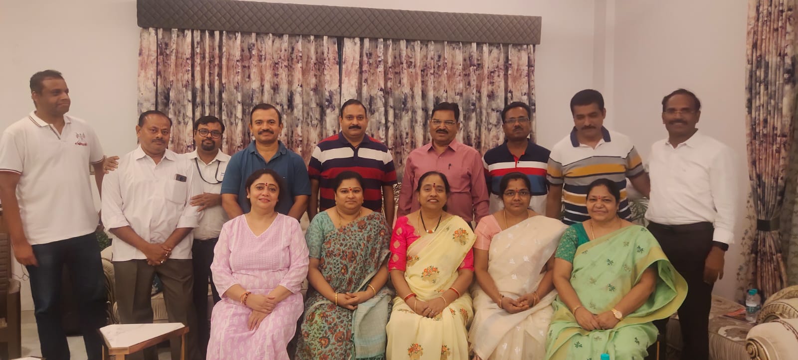 तेलुगू एसोसिएशन की बैठक में शामिल पदाधिकारी व सदस्य.