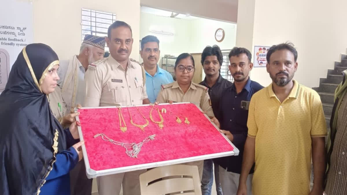 driver-returned-the-6-lakh-gold-left-in-the-auto-to-the-passengers