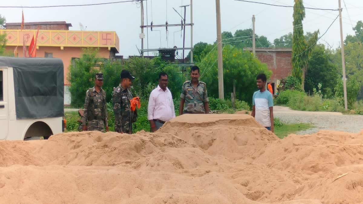 Many trucks laden with illegal sand seized in Hussainabad of Palamu