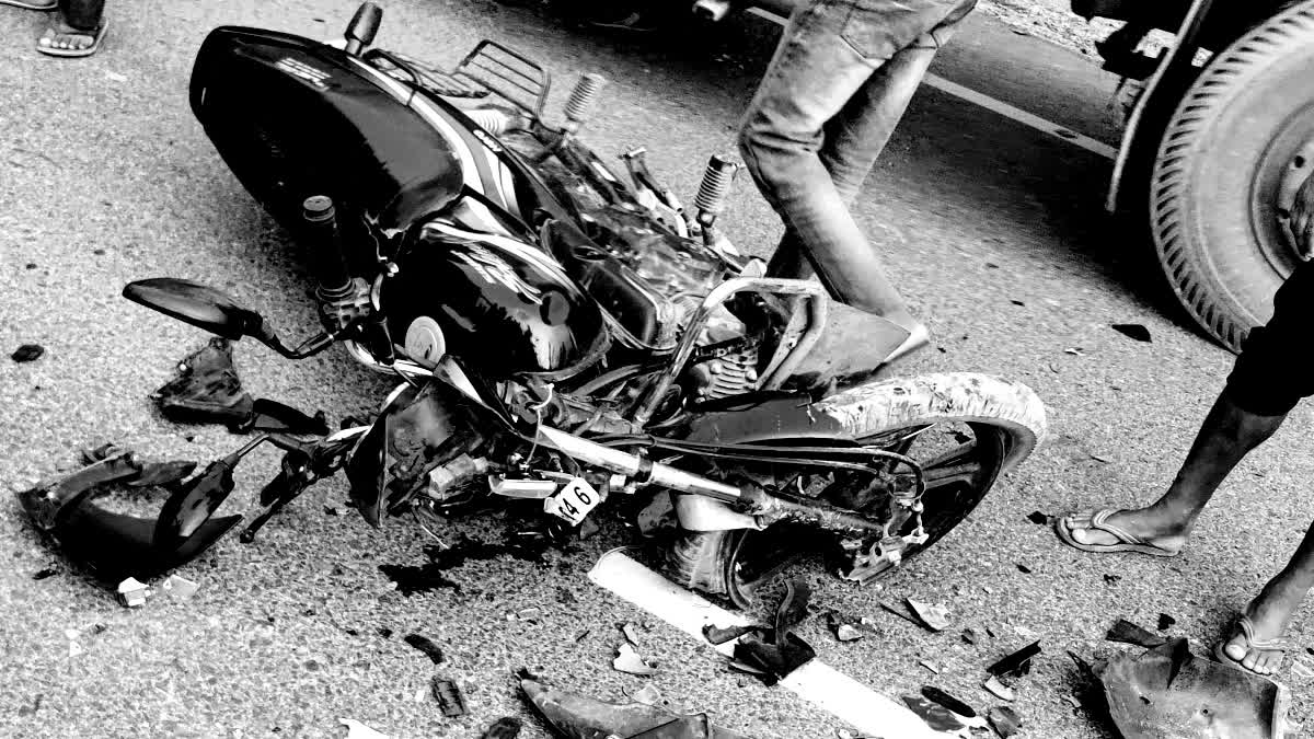 One youth died and three injured in road accident in Gumla