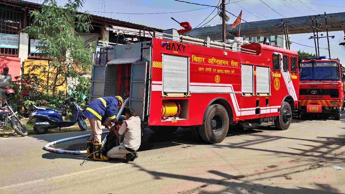 आग बुझाने में लगीं फायर ब्रिगेड की कई गाड़ियां