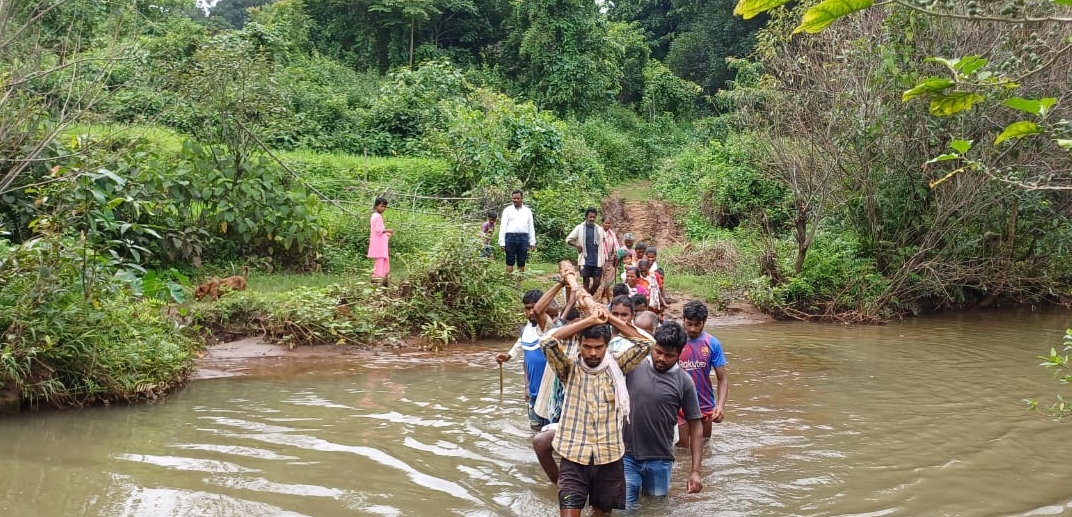 system-on-ventilator-in-latehar-elderly-patient-taken-to-hospital-in-basket