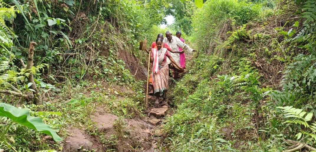 system-on-ventilator-in-latehar-elderly-patient-taken-to-hospital-in-basket