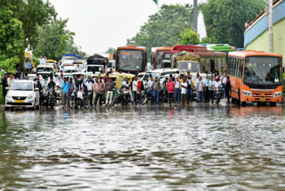 Rain Lashes Parts Of Delhi-NCR, causing waterlogging and heavy traffic jams