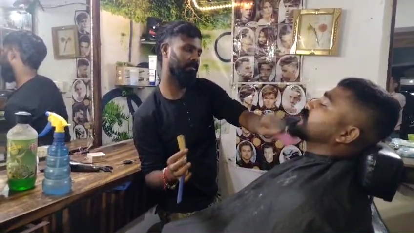 Raebareli barber Mithun Kumar working at his salon