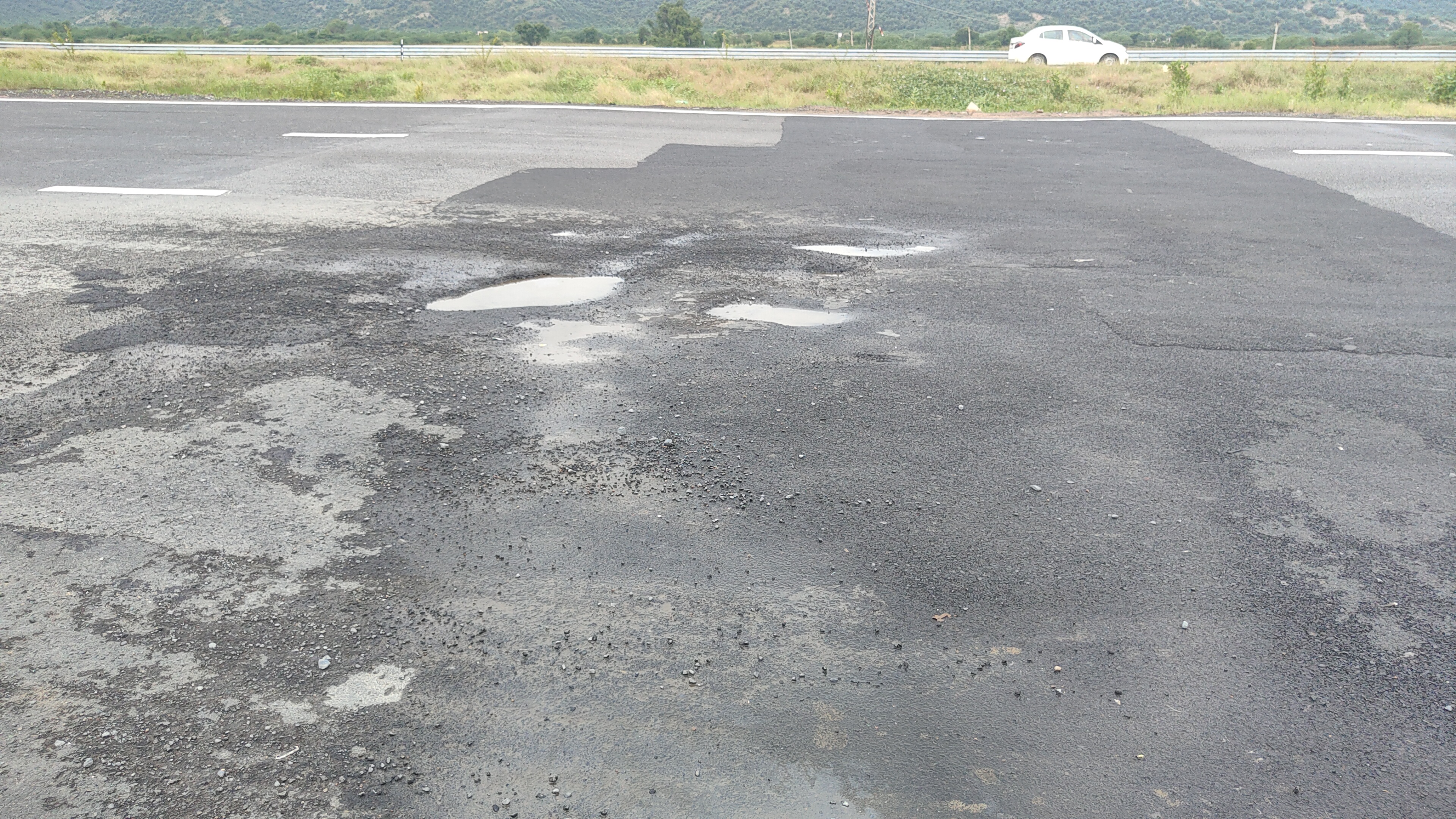 Potholes on the Delhi-Mumbai Expressway